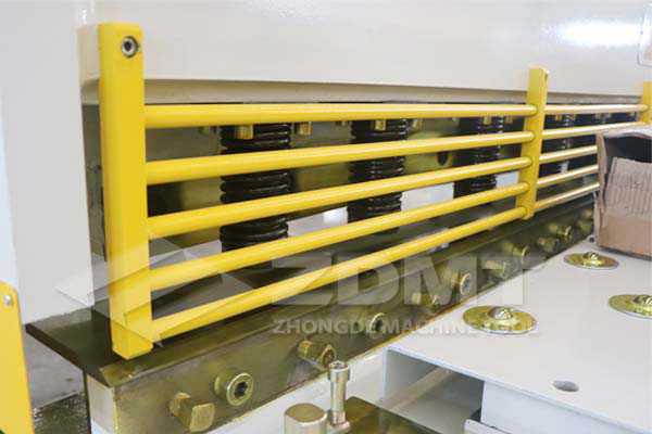 簡(jiǎn)易式防護(hù)柵欄.jpg 簡(jiǎn)易式防護(hù)柵欄.jpg