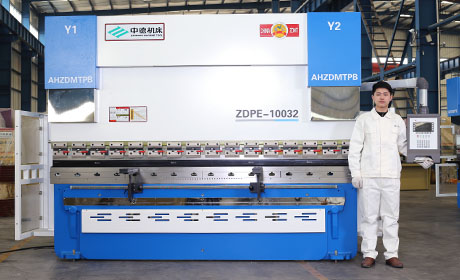 ZDPE.100噸3.2米電液伺服數(shù)控折彎?rùn)C(jī)正面.jpg