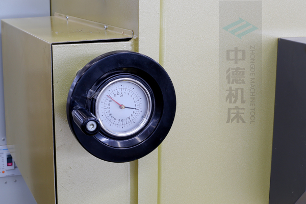 ZDG-640刀片間隙調(diào)節(jié)裝置,設(shè)置在機架前面,并有刻度顯示,調(diào)節(jié)方便.jpg ZDG-640刀片間隙調(diào)節(jié)裝置,設(shè)置在機架前面,并有刻度顯示,調(diào)節(jié)方便.jpg