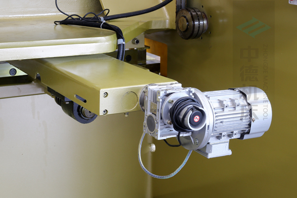 ZDG-640后擋料驅(qū)動結(jié)構(gòu),擁有強大扭矩.jpg ZDG-640后擋料驅(qū)動結(jié)構(gòu),擁有強大扭矩.jpg