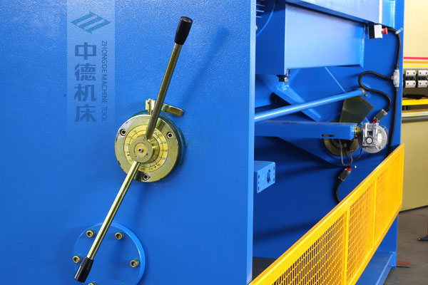 ZDSK-1632剪板機刀片間隙手動調節器，刻度清淅，調節省力又簡便.jpg