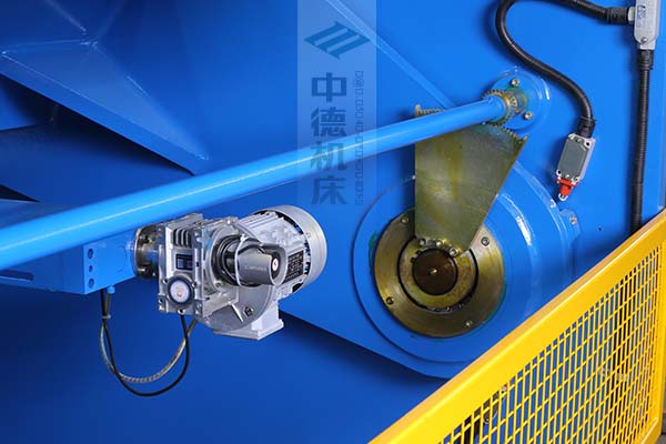 ZDS-2032剪板機后檔料結構,平行度高,并采用國內一流品牌軸承,耐磨抗壓壽命長.jpg ZDS-2032剪板機后檔料結構,平行度高,并采用國內一流品牌軸承,耐磨抗壓壽命長.jpg