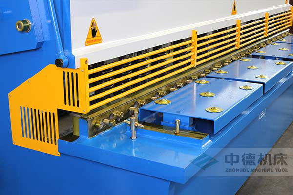 ZDS-432剪板機(jī)進(jìn)料口,安全防護(hù),進(jìn)料無(wú)阻,又能直接觀看到燈光對(duì)線的剪切位置.jpg ZDS-432剪板機(jī)進(jìn)料口,安全防護(hù),進(jìn)料無(wú)阻,又能直接觀看到燈光對(duì)線的剪切位置.jpg